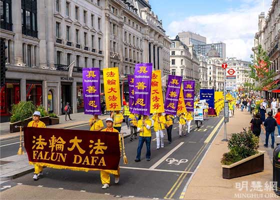 Image for article Великобритания. Люди осуждают преследование Фалунь Дафа в Китае во время мероприятий в центре Лондона