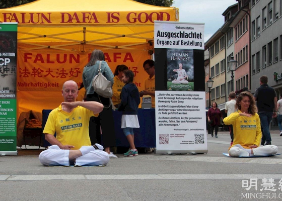 Image for article Винтертур, Швейцария. Люди осуждают продолжающееся преследование Фалунь Дафа, осуществляемое властями КПК в Китае