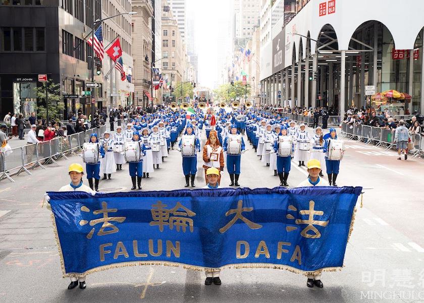 Image for article Зрители парада Фалунь Дафа в Нью-Йорке, посвящённого Дню Колумба: Мы все действительно нуждаемся в Истине, Доброте, Терпении