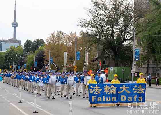 Image for article Торонто, Канада. Ежемесячный парад поддерживает традиции и выражает протест политике преследования КПК