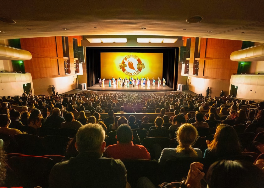 Image for article Shen Yun делится великолепными и вдохновляющими ценностями с любителями театра в Калифорнии и Айове