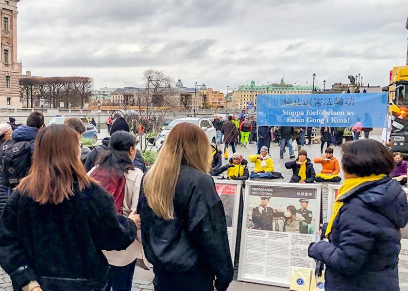 Image for article Стокгольм, Швеция. Туристы благодарят практикующих за информацию о Фалунь Дафа