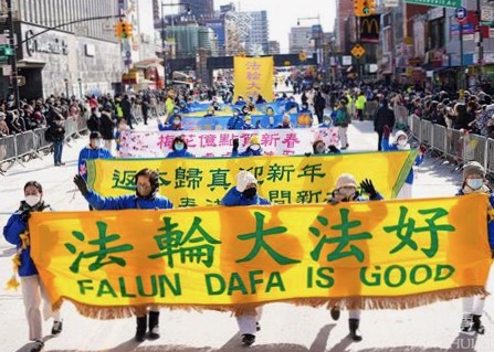 Image for article Флашинг, Нью-Йорк. Зрители восхищаются колонной практикующих Фалунь Дафа на параде, посвящённом китайскому Новому году