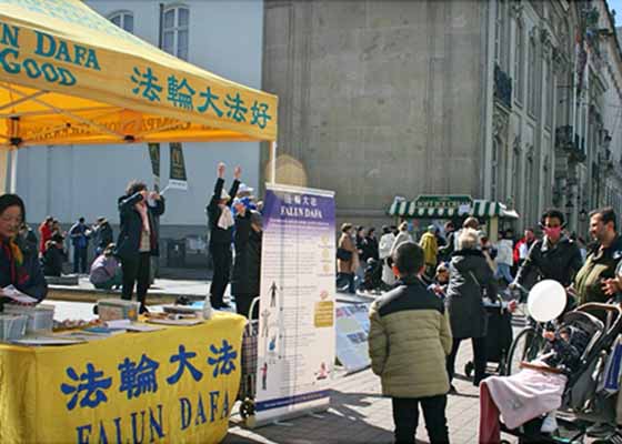 Image for article Антверпен, Бельгия. Жители узнают о Фалунь Дафа во время проведения информационного дня