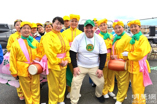 Image for article Кинсбург, Нью-Джерси. Группа Фалунь Дафа выступила с ярким представлением на параде в честь Дня святого Патрика