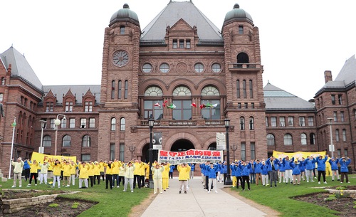 Image for article Торонто, Канада. Практикующие Фалунь Дафа провели митинг в память о мирном обращении «25 апреля» 1999 года в Пекине