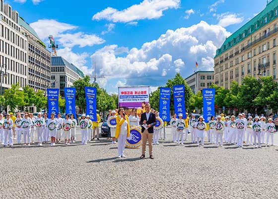 Image for article Берлин, Германия. Практикующие Фалунь Дафа на протяжении двух дней проводили митинги и парады с призывом прекратить преследование этой практики совершенствования в Китае