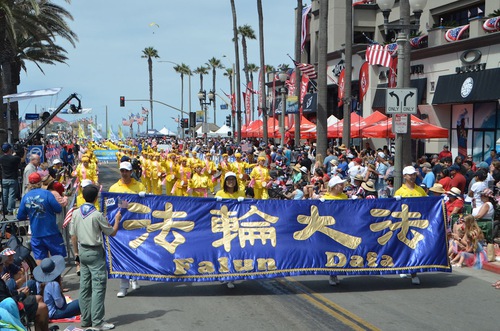 Image for article Хантингтон-Бич, Калифорния (США). Колонну Фалунь Дафа восторженно встретили зрители парада в честь Дня независимости США. Мероприятие транслировалось в прямом эфире