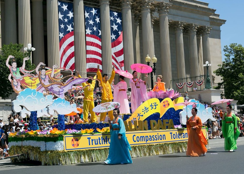 Image for article Вашингтон (округ Колумбия). Практикующих Фалунь Дафа тепло встречают на параде, посвящённом Дню независимости США