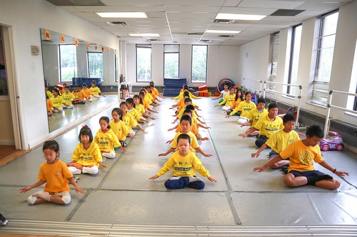 Image for article Торонто, Канада. Юные практикующие повышаются в совершенствовании в чистой среде летнего лагеря «Минхуэй»