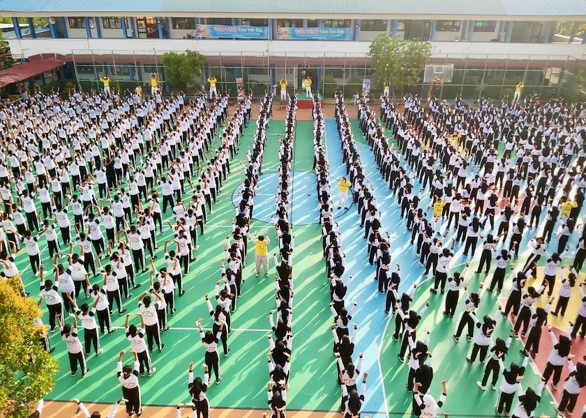 Image for article Батам, Индонезия. Представление Фалунь Дафа тысячам студентов