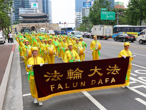 Image for article Сеул, Южная Корея. Практикующие провели митинг и парад, мирным способом выражая протест преследованию Фалунь Дафа в Китае