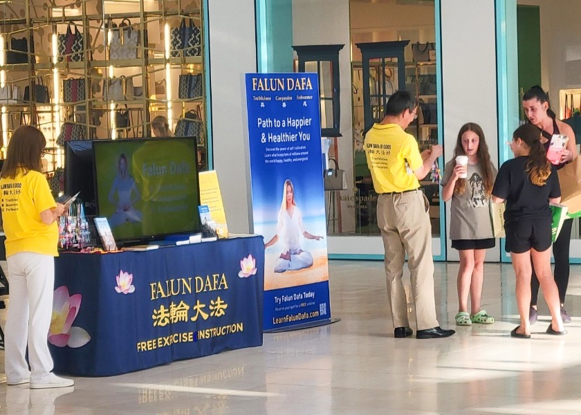 Image for article Лонг-Айленд, штат Нью-Йорк (США). Практикующие знакомят людей с Фалунь Дафа в торговом центре