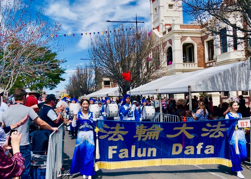 Image for article Тувумба, Австралия. Группа Фалунь Дафа получила первый приз на параде во время Карнавала цветов