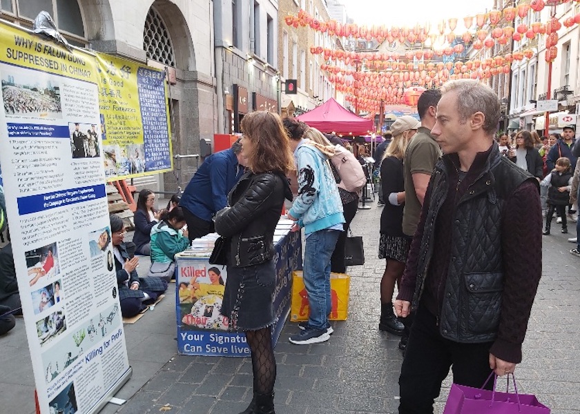 Image for article Лондон, Великобритания. Практикующие Фалунь Дафа настойчиво продолжают информировать людей о 23-летнем преследовании в Китае