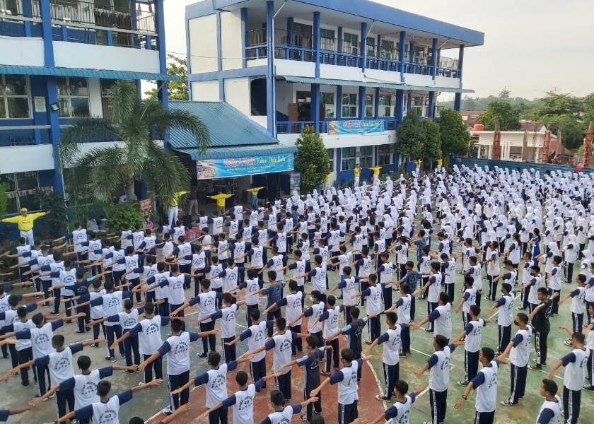 Image for article Индонезия. Учащиеся и сотрудники средних школ знакомятся с Фалунь Дафа
