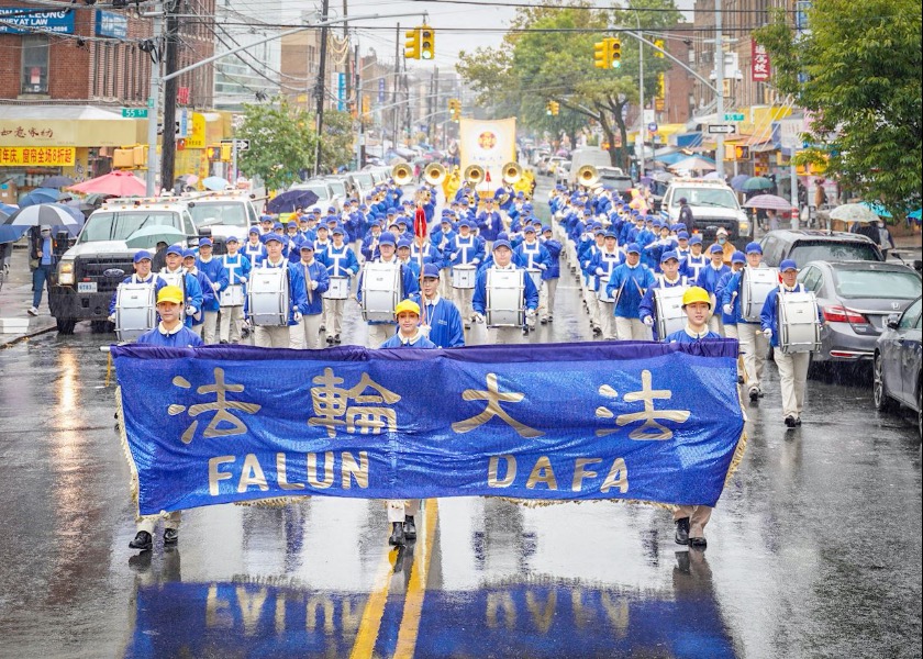 Image for article США, Нью-Йорк. Грандиозный парад во время дождя привлекает внимание к продолжающемуся преследованию в Китае