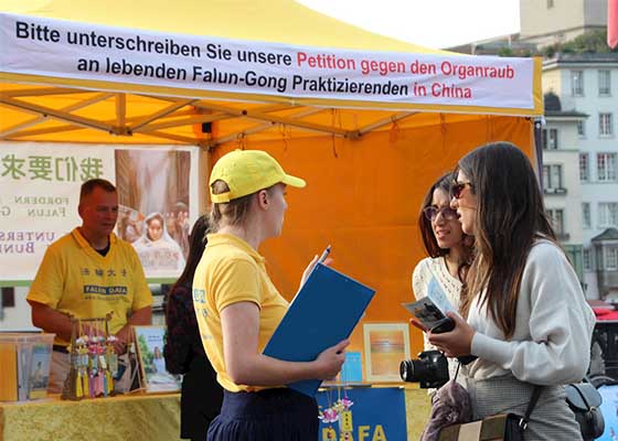Image for article Цюрих, Швейцария. Местные жители осуждают преследование Фалунь Дафа в Китае