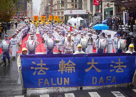 Image for article Нью-Йорк, Манхэттен. Практикующие Фалуньгун приняли участие в параде в честь Дня ветеранов