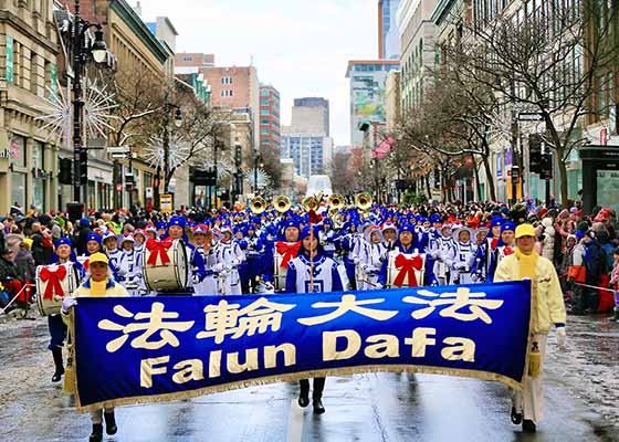 Image for article Монреаль. Марширующий духовой оркестр Тянь Го участвует в первом после пандемии параде Санта-Клауса