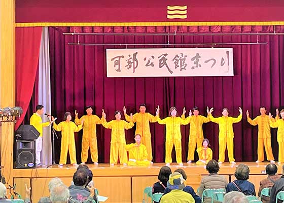 Image for article Хиросима, Япония. Посетители осенних фестивалей тронуты посланием надежды, которое дарят практикующие Фалунь Дафа