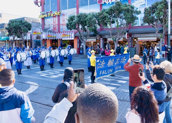 Image for article Сан-Франциско. Зрители парада, посвящённого Дню ветеранов, тепло приветствуют практикующих Фалунь Дафа