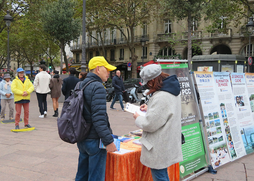 Image for article Париж, Франция. Люди осуждают преследование Фалуньгун китайскими властями