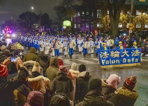 Image for article Лондон, Канада. Духовой оркестр практикующих Фалуньгун тепло приветствовали на параде Санта-Клауса
