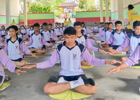 Image for article Бали, Индонезия. Ученики средней школы знакомятся с Фалунь Дафа