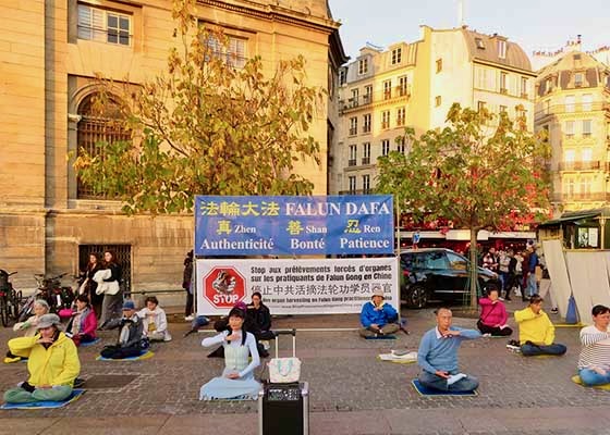 Image for article Франция. Жители и гости Парижа восхищаются тем, что практикующие Фалуньгун уже много лет рассказывают правду о преследовании этой практики в Китае