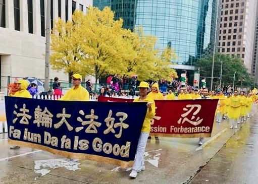 Image for article Хьюстон, Техас, США. Практикующие Фалунь Дафа участвуют в параде, посвящённом Дню благодарения