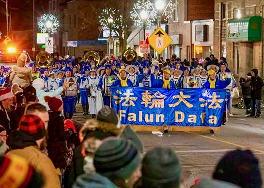 Image for article Канада. Духовой оркестр Тянь Го принимает участие в параде Санта-Клауса