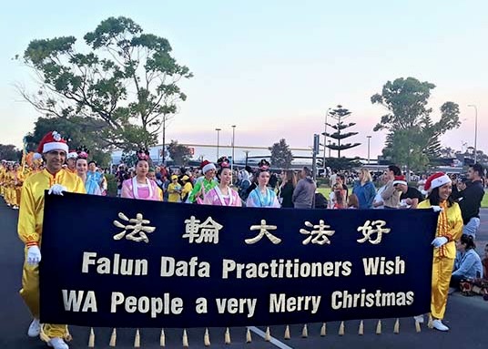 Image for article Банбери, Западная Австралия. Зрители восторженно встречают Фалунь Дафа на Рождественском параде