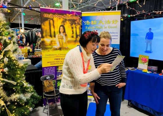 Image for article Торонто, Канада. Участники Рождественского фестиваля света знакомятся с практикой Фалунь Дафа