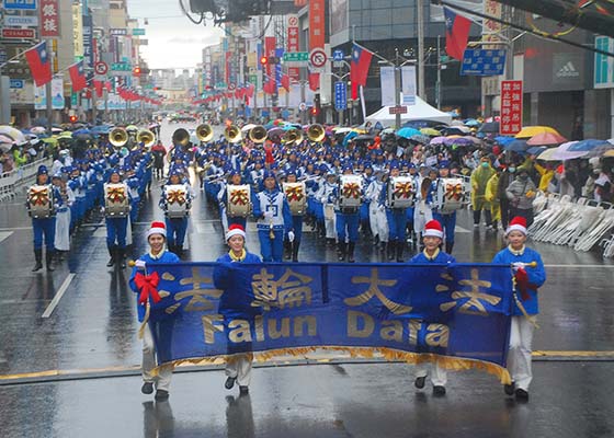 Image for article Цзяи, Тайвань. Зрители парада, посвящённого международному фестивалю оркестров, тепло приветствовали выступление оркестра Тянь Го