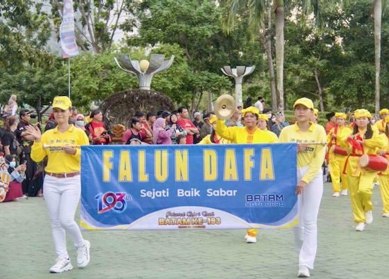 Image for article Индонезия. Практикующие Фалунь Дафа приняли участие в параде, посвящённом 193-й годовщине основания Батама