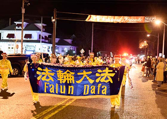 Image for article Штат Нью-Джерси, США. Местные жители тепло встречали практикующих Фалунь Дафа на Рождественском параде в городе Эгг Харбор