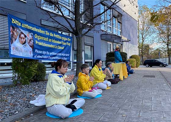 Image for article Мюнхен, Германия. Практикующие Фалунь Дафа проводят мирную акцию протеста перед китайским консульством