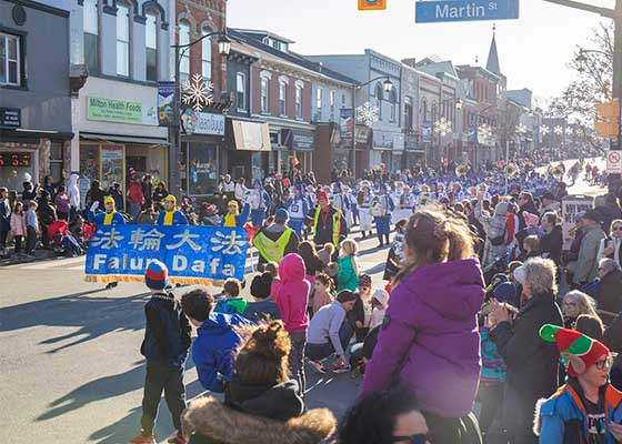 Image for article Канада. Практикующих Фалунь Дафа Торонто пригласили принять участие в четырёх Рождественских парадах