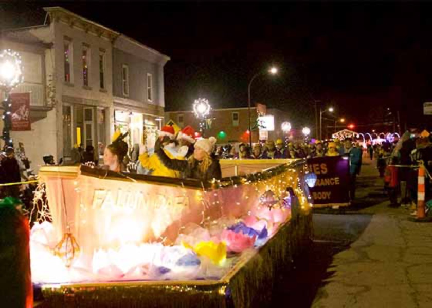 Image for article Сенатор штата Мичиган пригласил практикующих Фалуньгун принять участие в 40-м Рождественском параде огней