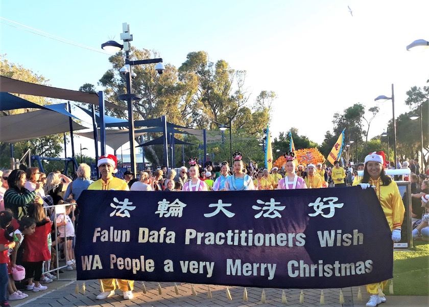 Image for article Западная Австралия. Практикующие Фалунь Дафа получили приз за первое место на Рождественском параде в Манджере