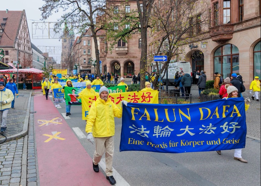 Image for article Нюрнберг, Германия. Люди выражают поддержку Фалунь Дафа во время парада, посвящённого Дню прав человека
