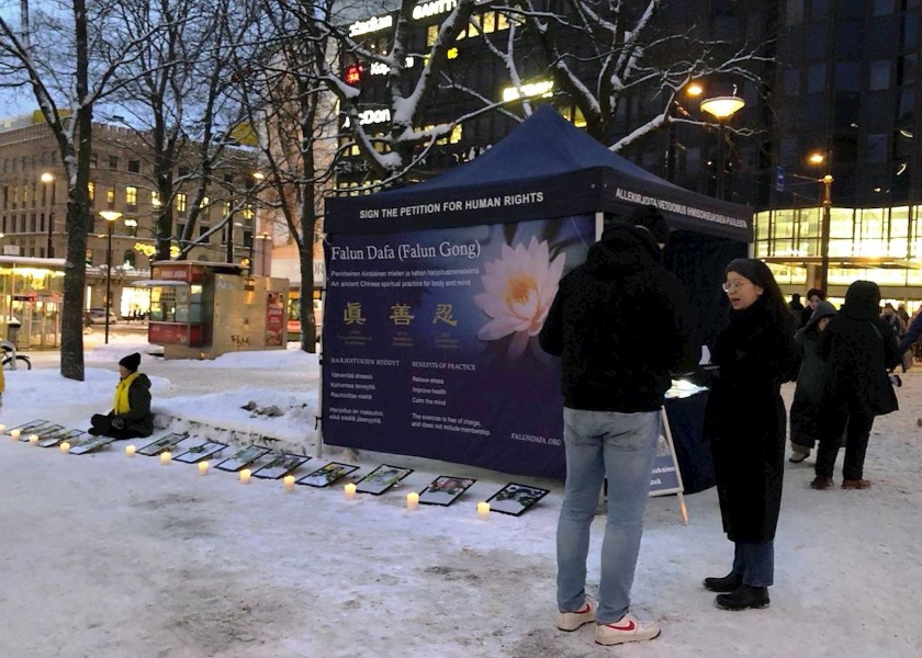 Image for article Хельсинки, Финляндия. Презентация Фалуньгун во время акции со свечами в День прав человека