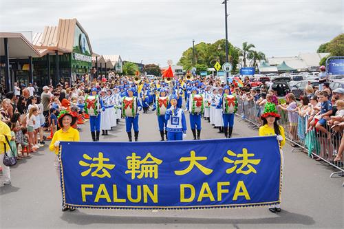 Image for article Новая Зеландия. Практикующие Фалуньгун приняли участие в двадцати Рождественских парадах и получили высокую оценку зрителей