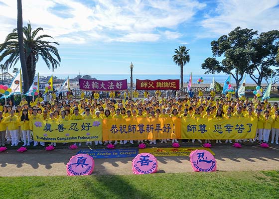 Image for article США. Практикующие Фалунь Дафа из Лос-Анджелеса поздравляют Учителя Ли Хунчжи с Новым годом