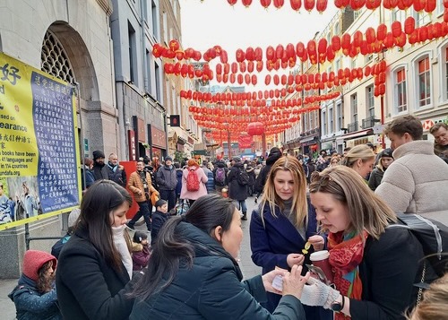 Image for article Лондон, Великобритания. Практикующие Фалунь Дафа в дни празднования китайского Нового года рассказывают людям о преследовании в Китае