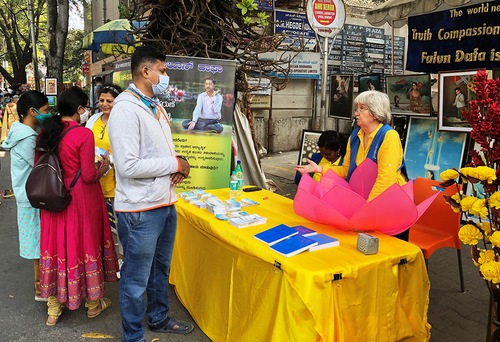 Image for article Индия. Посетители ярмарки «Искусство для всех» в Бангалоре знакомятся с практикой Фалунь Дафа