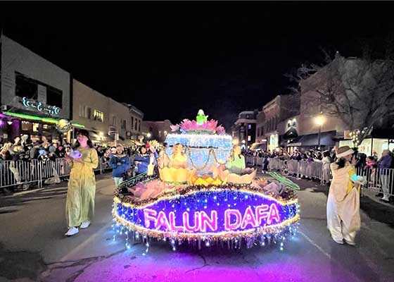 Image for article Практикующие Фалунь Дафа приняли участие в ежегодном Параде огней, проходившем на юго-западе штата Колорадо