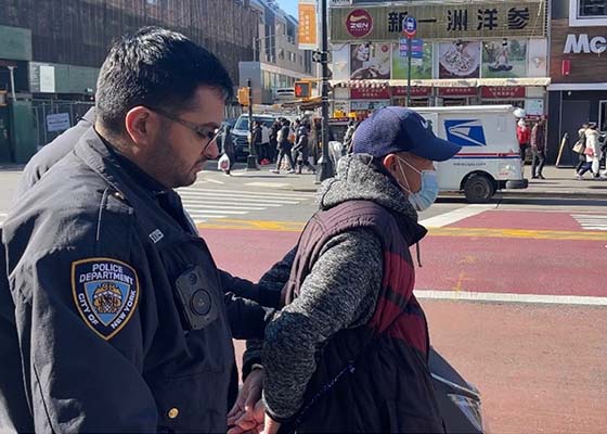 Image for article Нью-Йорк. Мужчина арестован и обвинён в нападении на участок с информационными материалами Фалуньгун (фото и видео)