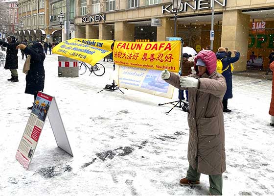 Image for article Германия. Жители Мюнхена тепло приветствуют Фалунь Дафа: «Эти принципы должны распространяться повсюду»